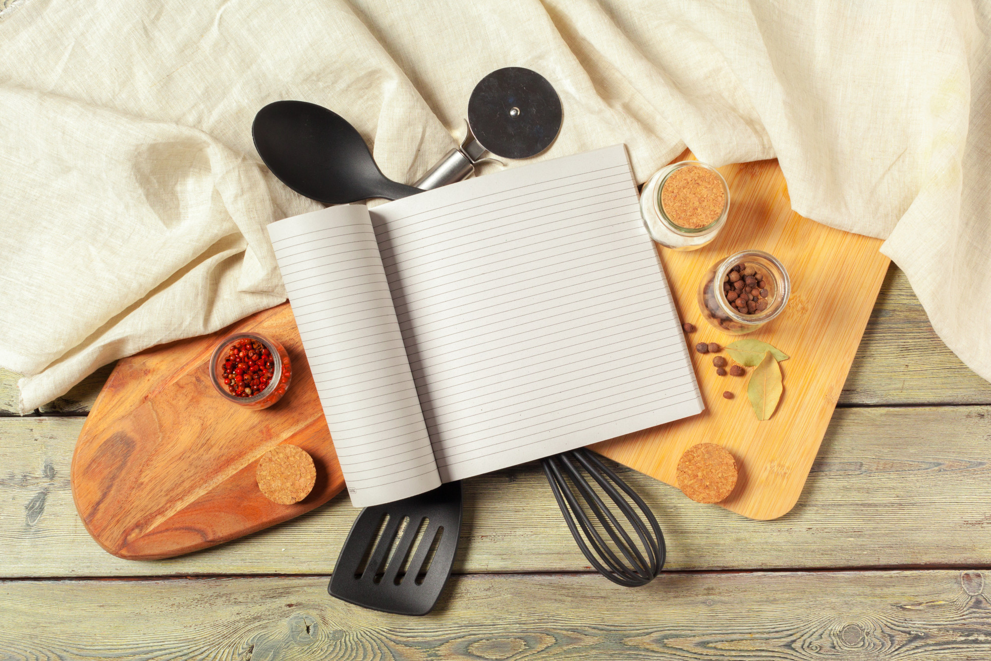 Angolo cucina casalinga con utensili e libro di ricette
