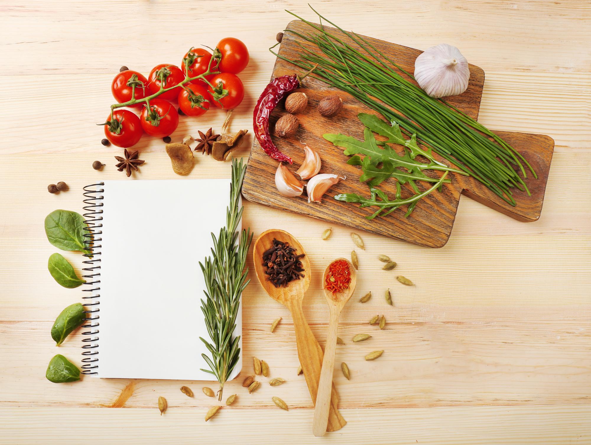 Tavolo con ingredienti freschi e note di ricetta