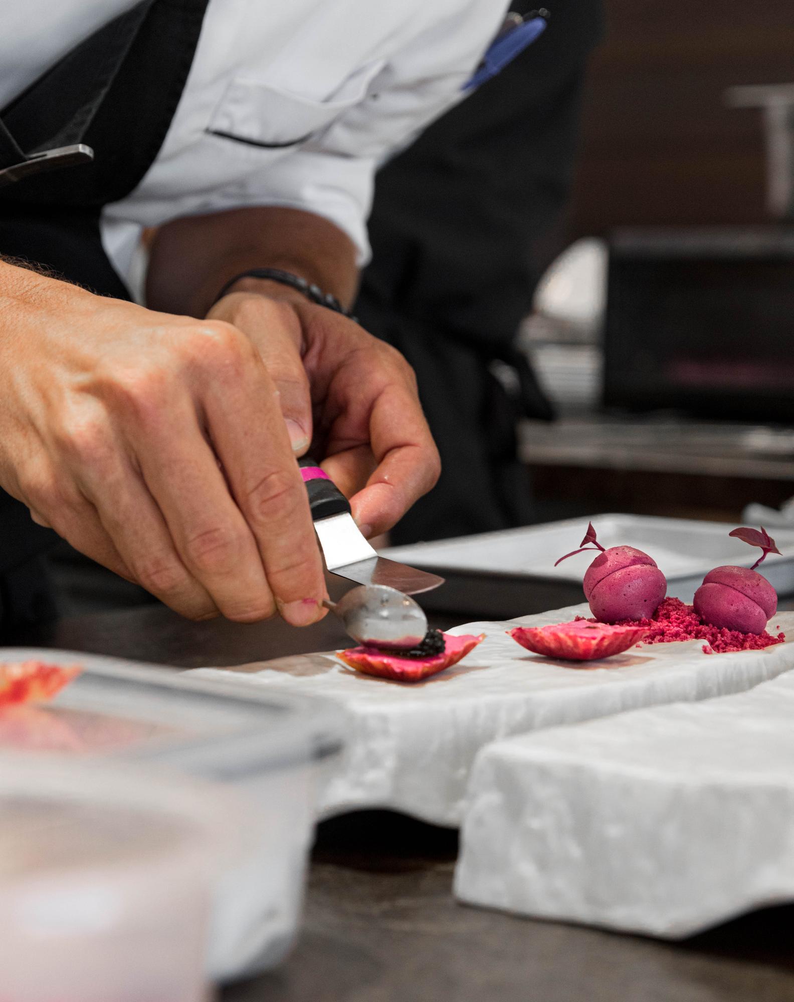 Chef insegna una tecnica di taglio durante il corso