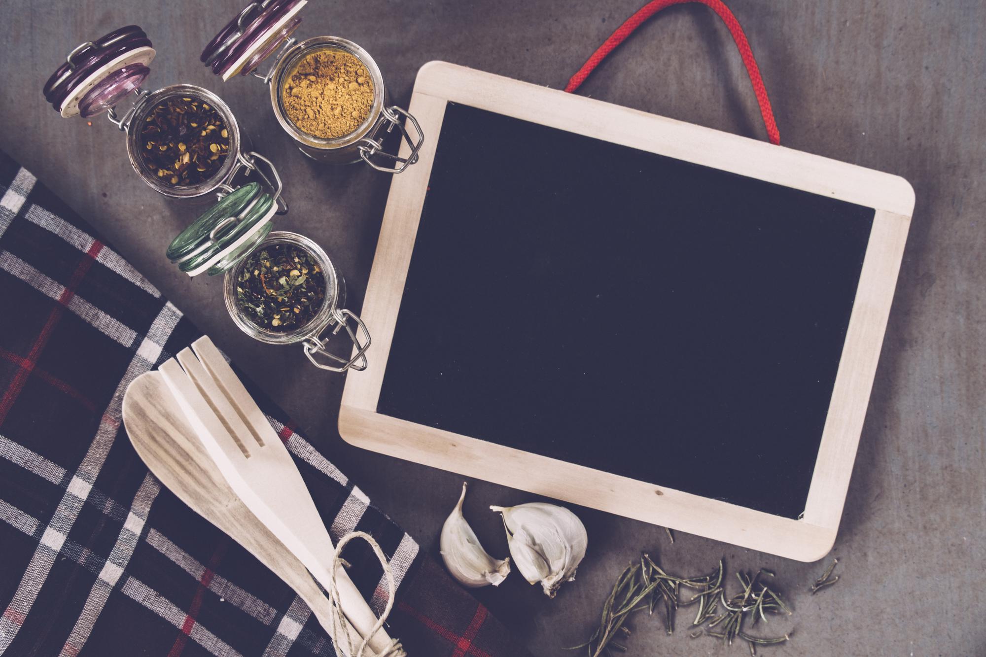 Serie di ricette illustrate su tablet e quaderno